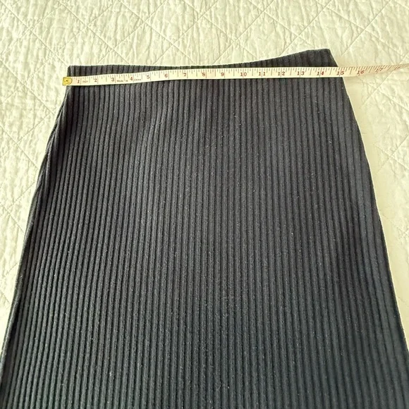 Zara Elegant Black Ribbed Skirt - Picture 5 of 7